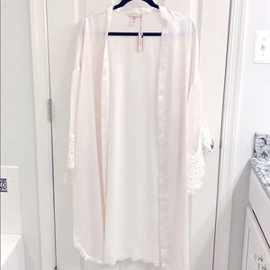 NEW! VICTORIA’S SECRET SATIN & LACE ROBE! M/L NEW WITH TAGS!! ❤️💕